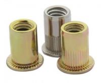 Стальная заклепка с внутренней резьбой, цилиндрический буртик, с насечкой