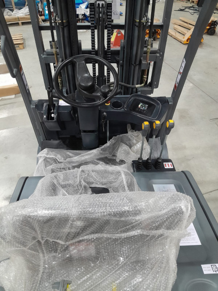 Погрузчик электрический четырехопорный TOR 2,0 т 4,5 м FB20R сайдшифт, своб. ход мачты