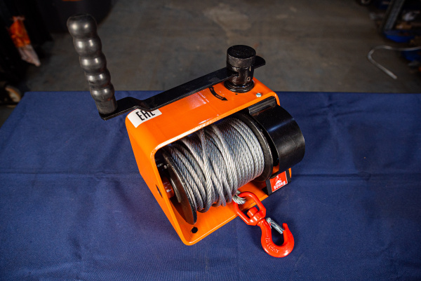 Лебедка ручная червячная с тросом  500кг 25м TOR VS