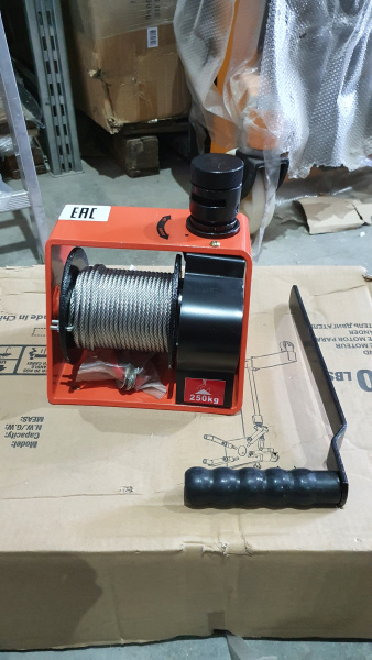 Лебедка ручная червячная с тросом  250кг 20м TOR VS