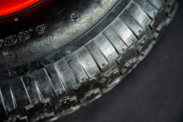 Колесо пневматическое резиновое 387 мм 4.00-8 (подшипник 16 мм)