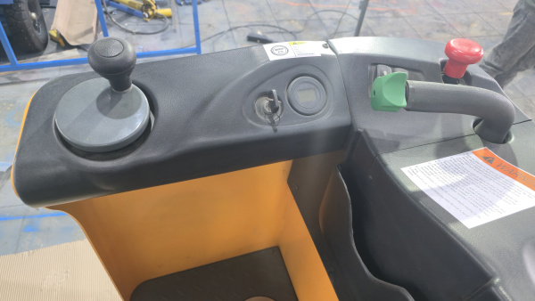 Тележка электрическая 2000 кг 1150 мм XILIN CBD20Z с кабиной 24/320 В/Ач